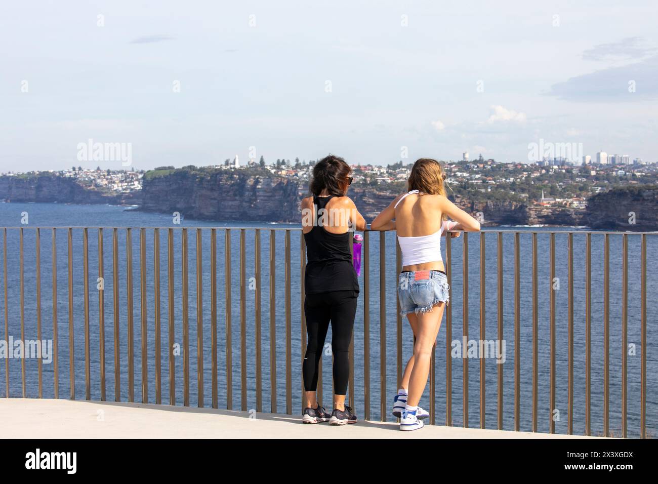 Burragula Lookout auf dem Fairfax Walking Track am North Head Manly genießen zwei Frauen den Blick über den Hafen von Sydney nach South Heads, NSW, Australien Stockfoto