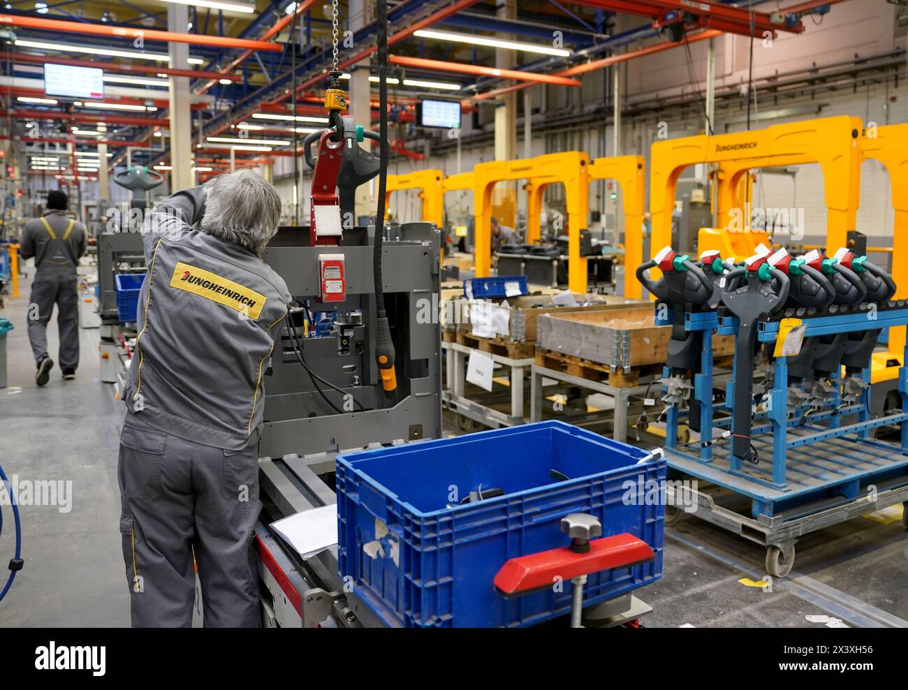 Norderstedt, Deutschland. April 2024. Ein Mitarbeiter arbeitet an der Montagelinie für Flurförderzeuge im Werk Jungheinrich AG. Jungheinrich ist ein Hersteller von Gabelstaplern und Palettenhubwagen. Quelle: Marcus Brandt/dpa/Alamy Live News Stockfoto