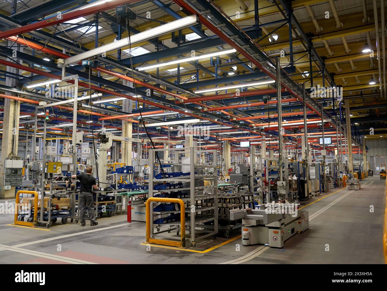 Norderstedt, Deutschland. April 2024. Ein Mitarbeiter arbeitet an der Montagelinie für Flurförderzeuge im Werk Jungheinrich AG. Jungheinrich ist ein Hersteller von Gabelstaplern und Palettenhubwagen. Quelle: Marcus Brandt/dpa/Alamy Live News Stockfoto
