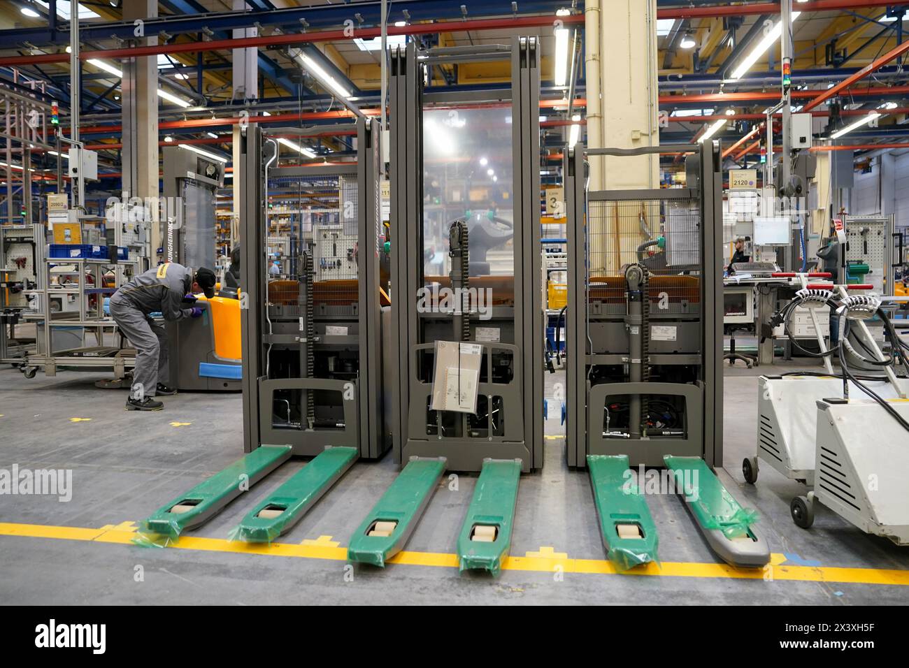 Norderstedt, Deutschland. April 2024. Ein Mitarbeiter arbeitet an der Montagelinie für Flurförderzeuge im Werk Jungheinrich AG. Jungheinrich ist ein Hersteller von Gabelstaplern und Palettenhubwagen. Quelle: Marcus Brandt/dpa/Alamy Live News Stockfoto
