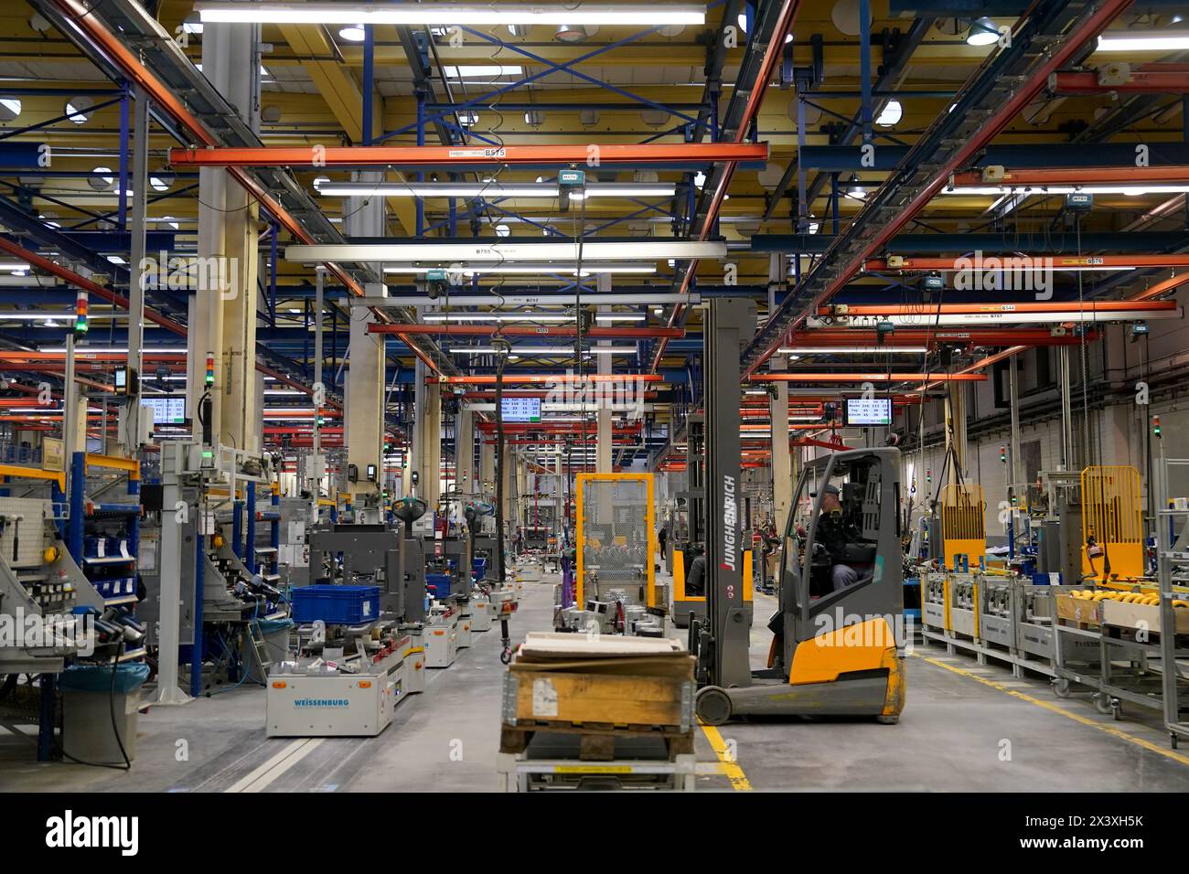 Norderstedt, Deutschland. April 2024. Ein Mitarbeiter arbeitet an der Montagelinie für Flurförderzeuge im Werk Jungheinrich AG. Jungheinrich ist ein Hersteller von Gabelstaplern und Palettenhubwagen. Quelle: Marcus Brandt/dpa/Alamy Live News Stockfoto