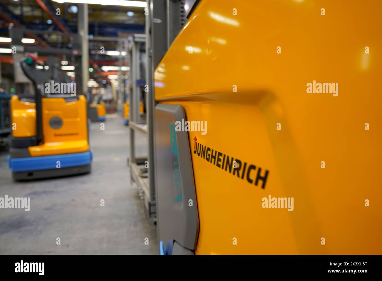 Norderstedt, Deutschland. April 2024. Flurförderzeuge im Werk Jungheinrich AG. Jungheinrich ist ein Hersteller von Gabelstaplern und Palettenhubwagen. Quelle: Marcus Brandt/dpa/Alamy Live News Stockfoto