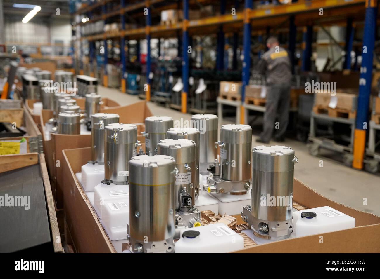 Norderstedt, Deutschland. April 2024. Ein Mitarbeiter arbeitet in der Zylinderfertigung von Flurförderzeugen im Werk Jungheinrich AG. Jungheinrich ist ein Hersteller von Gabelstaplern und Palettenhubwagen. Quelle: Marcus Brandt/dpa/Alamy Live News Stockfoto