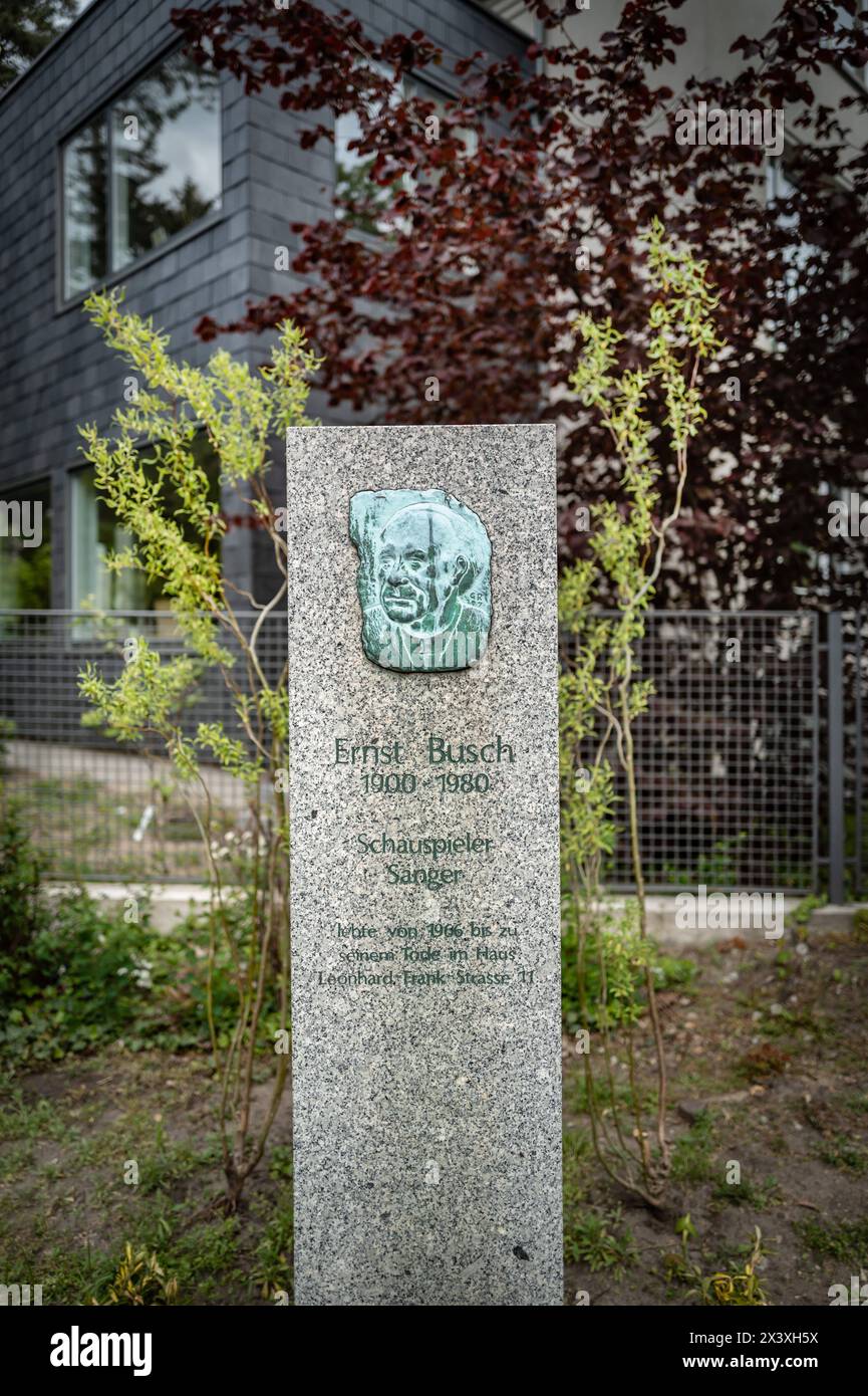 Berlin Pankow Friedhof Pankow III: Stele am Eingang für Ernst Busch, der seinerzeit angrenzend wohnte in der Leonhard-Frank-Straße - 29.04.2024 Berlin Pankow *** Berlin Pankow Friedhof Pankow III Stele am Eingang für Ernst Busch, der in der Nähe in der Leonhard-Frank-Straße 29 04 2024 Berlin Pankow lebte Stockfoto