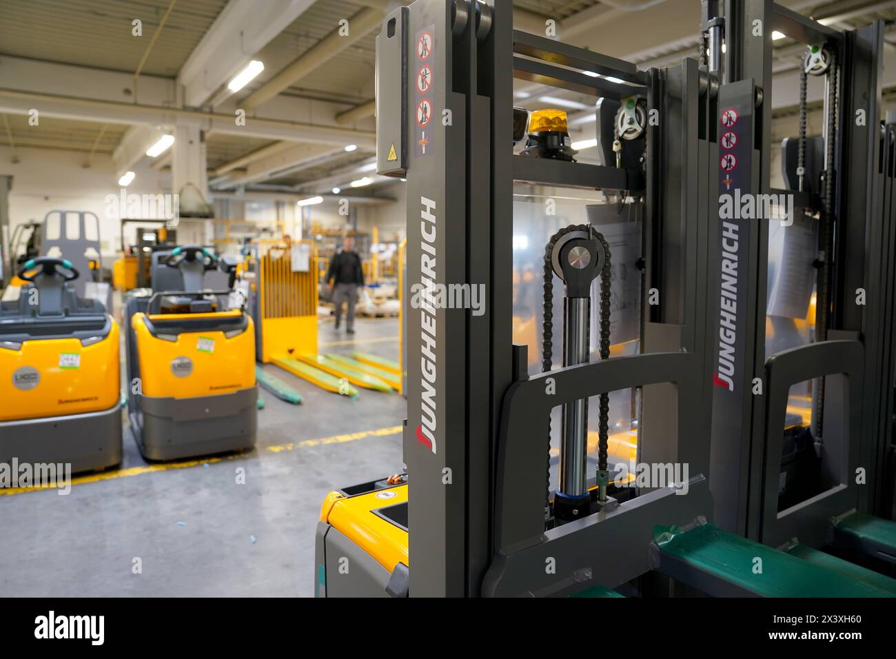 Norderstedt, Deutschland. April 2024. Flurförderzeuge im Werk Jungheinrich AG. Jungheinrich ist ein Hersteller von Gabelstaplern und Palettenhubwagen. Quelle: Marcus Brandt/dpa/Alamy Live News Stockfoto