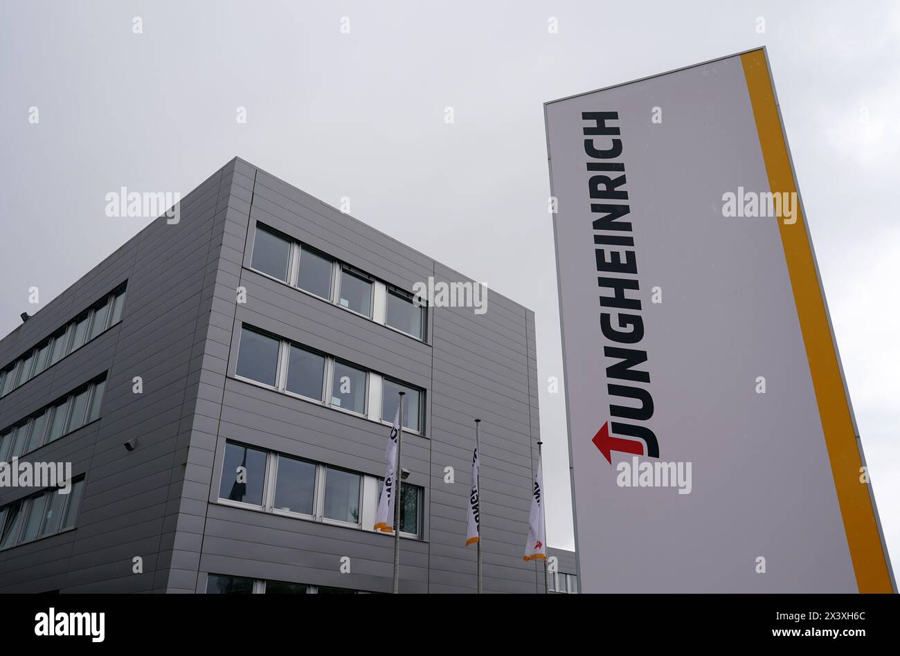 Norderstedt, Deutschland. April 2024. Ansicht des Firmenlogos am Eingang zum Werk Jungheinrich AG. Jungheinrich ist ein Hersteller von Gabelstaplern und Palettenhubwagen. Quelle: Marcus Brandt/dpa/Alamy Live News Stockfoto