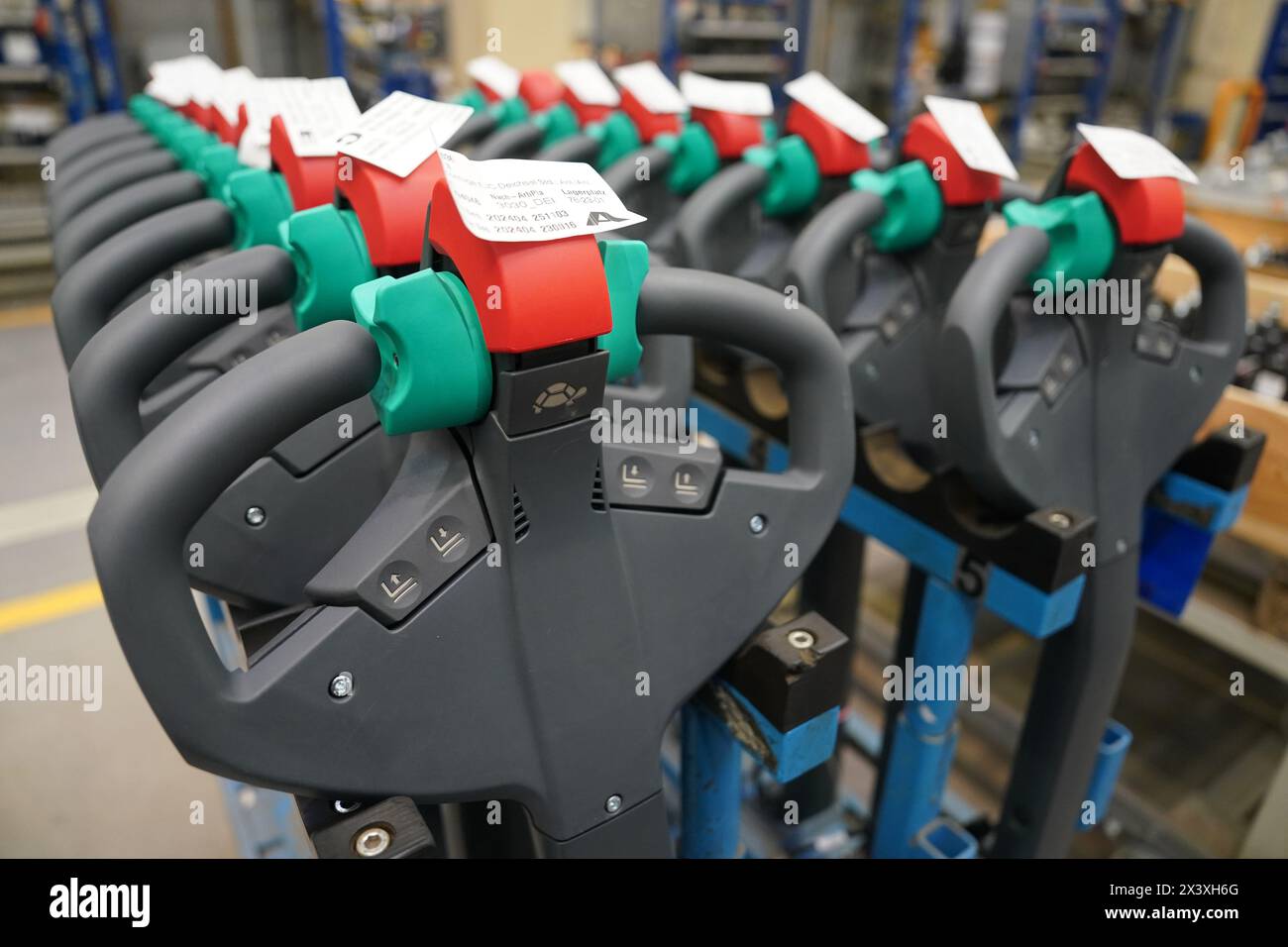 Norderstedt, Deutschland. April 2024. Zugstangen für Flurförderzeuge stehen im Werk Jungheinrich AG. Jungheinrich ist ein Hersteller von Gabelstaplern und Palettenhubwagen. Quelle: Marcus Brandt/dpa/Alamy Live News Stockfoto