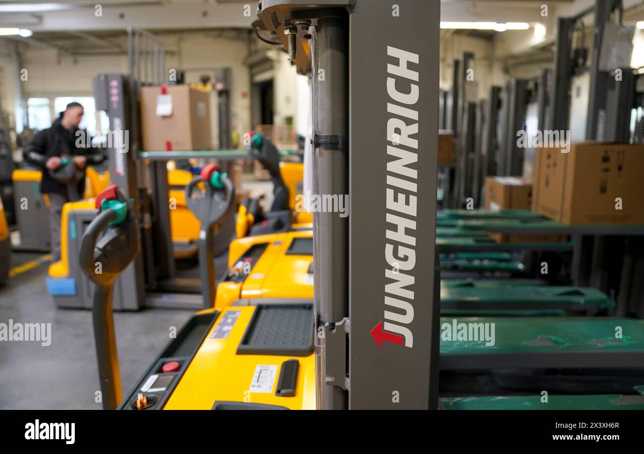 Norderstedt, Deutschland. April 2024. Flurförderzeuge im Werk Jungheinrich AG. Jungheinrich ist ein Hersteller von Gabelstaplern und Palettenhubwagen. Quelle: Marcus Brandt/dpa/Alamy Live News Stockfoto