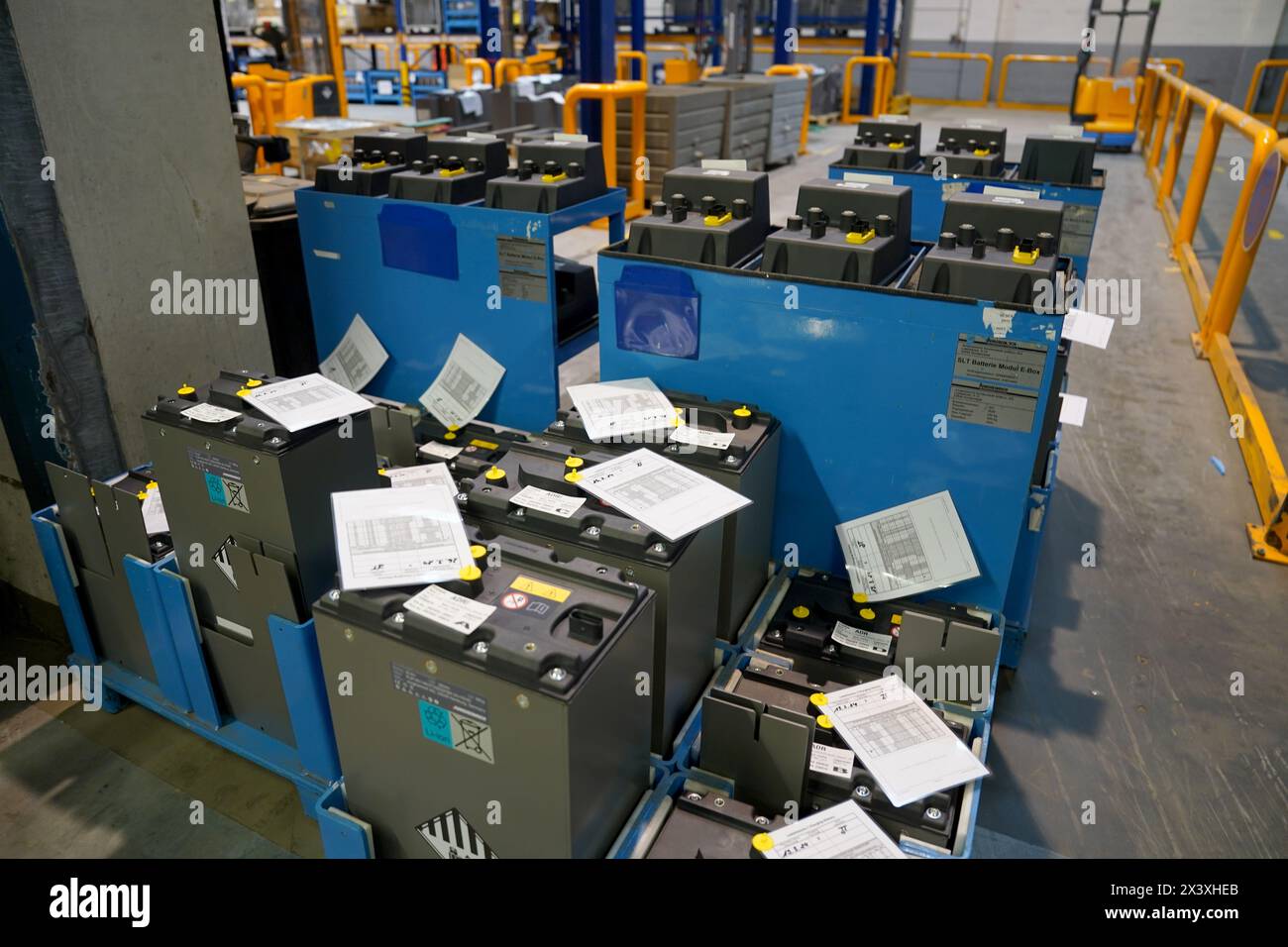 Norderstedt, Deutschland. April 2024. Batterien und Akkus für Flurförderzeuge im Werk Jungheinrich AG. Jungheinrich ist ein Hersteller von Gabelstaplern und Palettenhubwagen. Quelle: Marcus Brandt/dpa/Alamy Live News Stockfoto