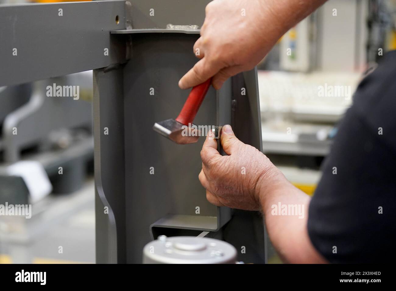 Norderstedt, Deutschland. April 2024. Ein Mitarbeiter arbeitet an der Montagelinie für Flurförderzeuge im Werk Jungheinrich AG. Jungheinrich ist ein Hersteller von Gabelstaplern und Palettenhubwagen. Quelle: Marcus Brandt/dpa/Alamy Live News Stockfoto
