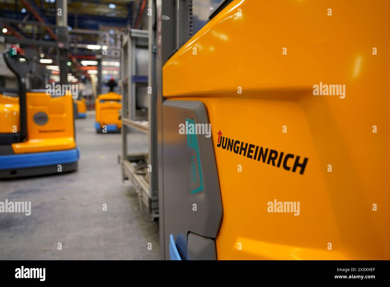 Norderstedt, Deutschland. April 2024. Flurförderzeuge im Werk Jungheinrich AG. Jungheinrich ist ein Hersteller von Gabelstaplern und Palettenhubwagen. Quelle: Marcus Brandt/dpa/Alamy Live News Stockfoto