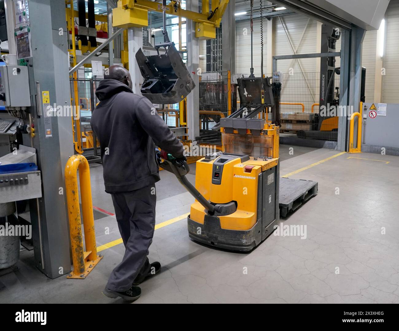 Norderstedt, Deutschland. April 2024. Ein Mitarbeiter arbeitet in der Pulverbeschichtungsabteilung des Werks Jungheinrich AG. Jungheinrich ist ein Hersteller von Gabelstaplern und Palettenhubwagen. Quelle: Marcus Brandt/dpa/Alamy Live News Stockfoto