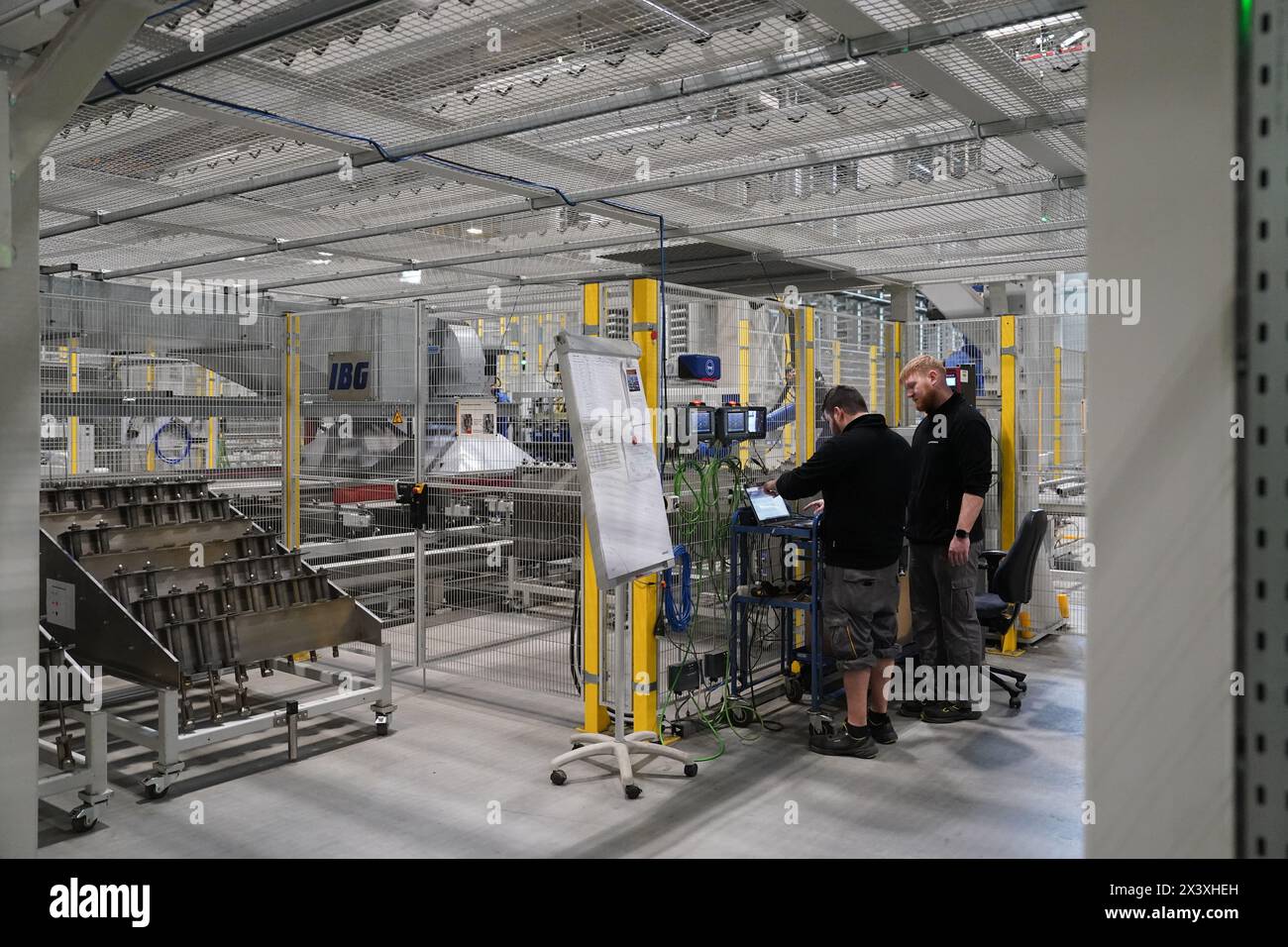 Norderstedt, Deutschland. April 2024. Mitarbeiter arbeiten in der Zylinderproduktion von Flurförderzeugen im Werk Jungheinrich AG. Jungheinrich ist ein Hersteller von Gabelstaplern und Palettenhubwagen. Quelle: Marcus Brandt/dpa/Alamy Live News Stockfoto