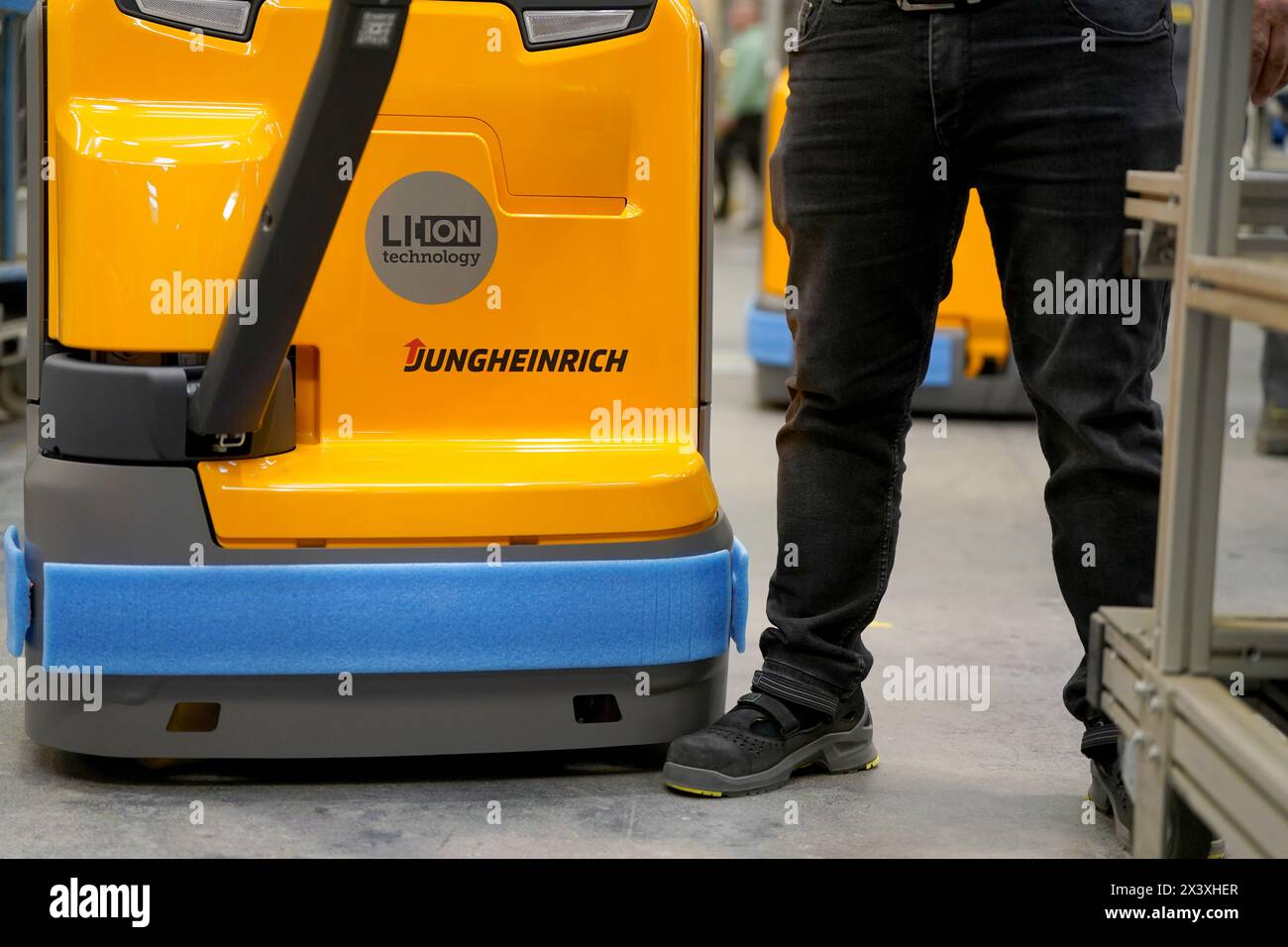 Norderstedt, Deutschland. April 2024. Flurförderzeuge im Werk Jungheinrich AG. Jungheinrich ist ein Hersteller von Gabelstaplern und Palettenhubwagen. Quelle: Marcus Brandt/dpa/Alamy Live News Stockfoto