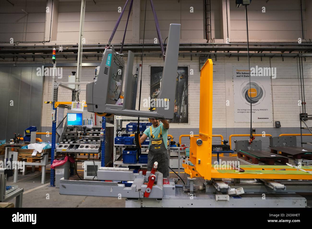 Norderstedt, Deutschland. April 2024. Ein Mitarbeiter arbeitet an der Montagelinie für Flurförderzeuge im Werk Jungheinrich AG. Jungheinrich ist ein Hersteller von Gabelstaplern und Palettenhubwagen. Quelle: Marcus Brandt/dpa/Alamy Live News Stockfoto