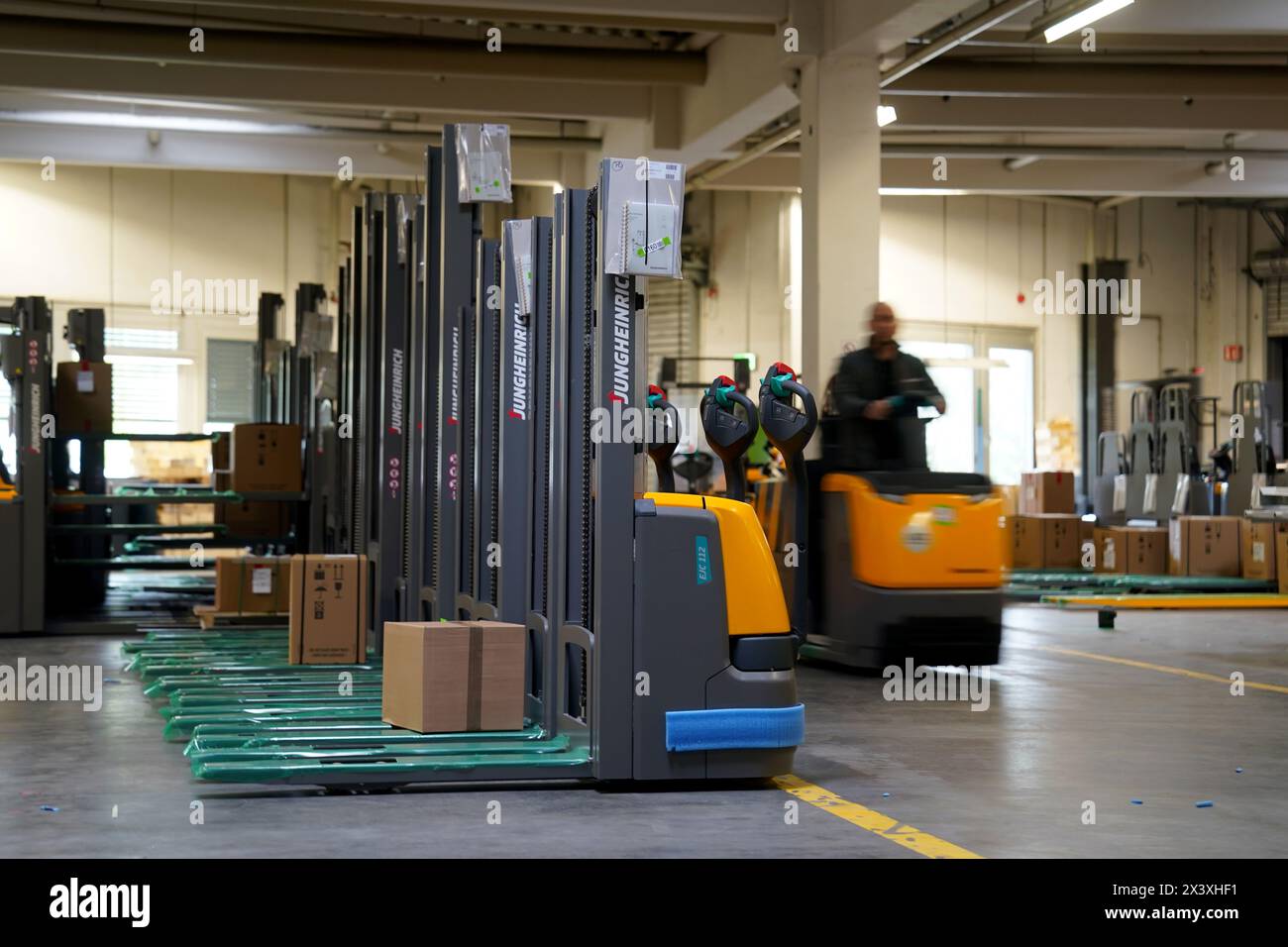 Norderstedt, Deutschland. April 2024. Flurförderzeuge im Werk Jungheinrich AG. Jungheinrich ist ein Hersteller von Gabelstaplern und Palettenhubwagen. Quelle: Marcus Brandt/dpa/Alamy Live News Stockfoto