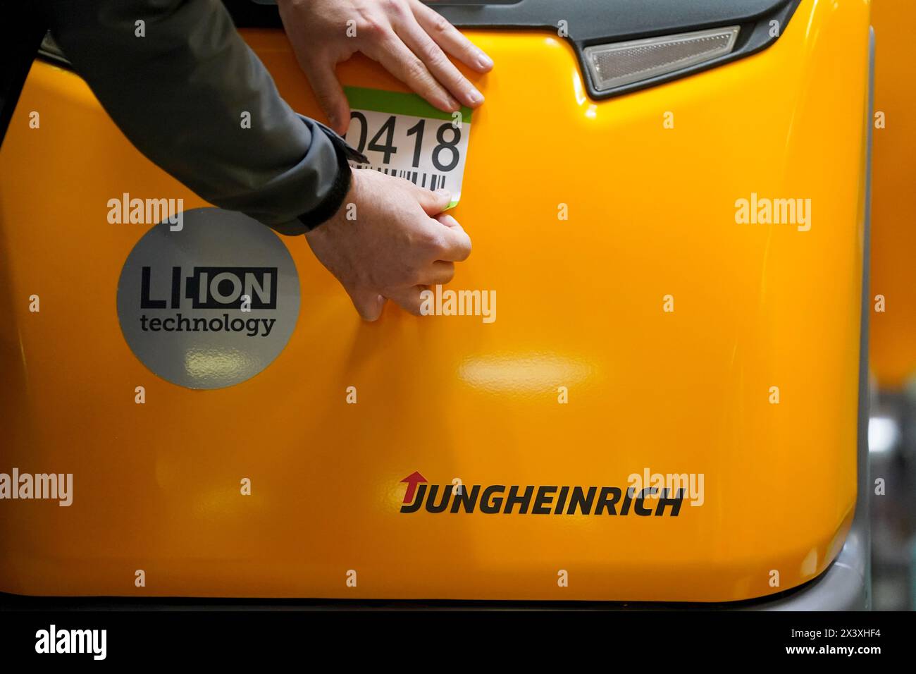 Norderstedt, Deutschland. April 2024. Flurförderzeuge im Werk Jungheinrich AG. Jungheinrich ist ein Hersteller von Gabelstaplern und Palettenhubwagen. Quelle: Marcus Brandt/dpa/Alamy Live News Stockfoto