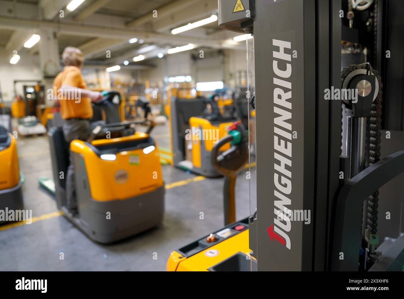 Norderstedt, Deutschland. April 2024. Flurförderzeuge im Werk Jungheinrich AG. Jungheinrich ist ein Hersteller von Gabelstaplern und Palettenhubwagen. Quelle: Marcus Brandt/dpa/Alamy Live News Stockfoto