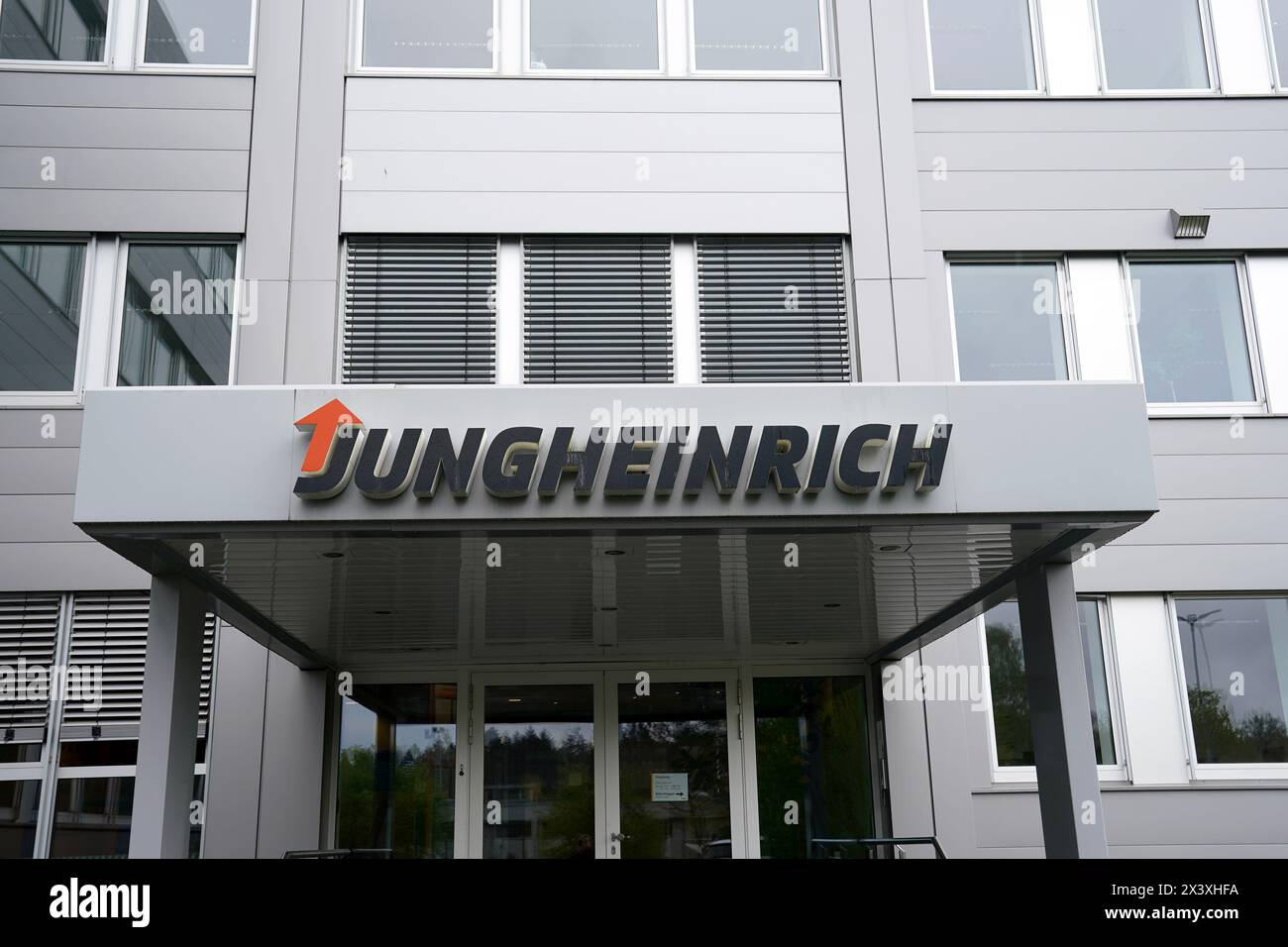 Norderstedt, Deutschland. April 2024. Ansicht des Firmenlogos am Eingang zum Werk Jungheinrich AG. Jungheinrich ist ein Hersteller von Gabelstaplern und Palettenhubwagen. Quelle: Marcus Brandt/dpa/Alamy Live News Stockfoto