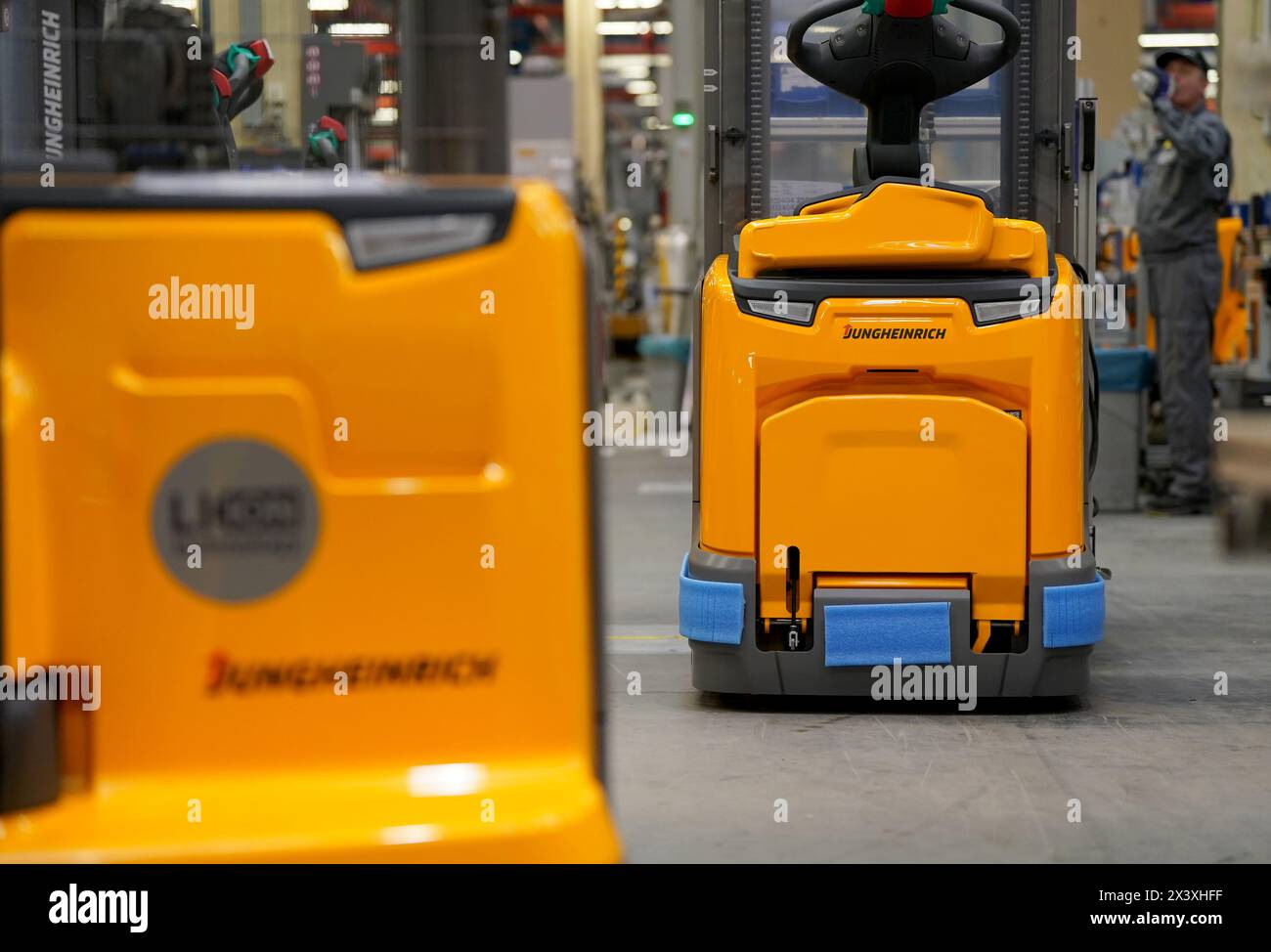 Norderstedt, Deutschland. April 2024. Flurförderzeuge im Werk Jungheinrich AG. Jungheinrich ist ein Hersteller von Gabelstaplern und Palettenhubwagen. Quelle: Marcus Brandt/dpa/Alamy Live News Stockfoto