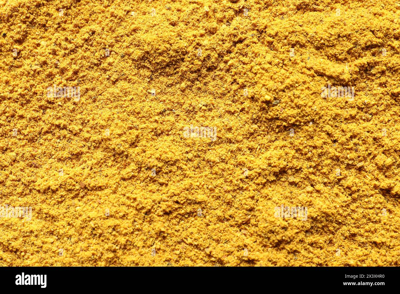 Trockenes Currypulver als Hintergrund, Draufsicht Stockfoto