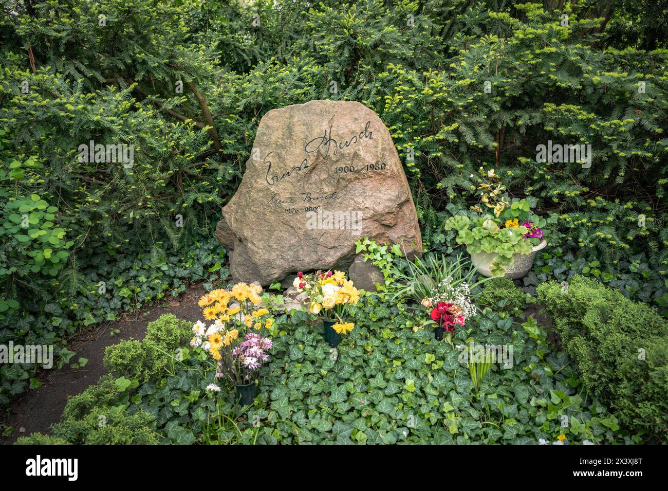 Berlin Pankow Friedhof Pankow III: Grab Ernst Busch, Sänger, Schauspieler - 29.04.2024 Berlin Pankow *** Berlin Pankow Friedhof Pankow III Grab von Ernst Busch, Sänger, Schauspieler 29 04 2024 Berlin Pankow Stockfoto