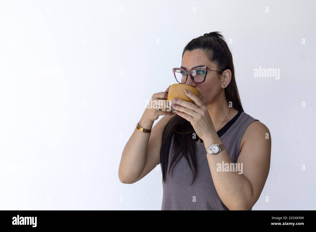 Porträt einer Unternehmerin und Mutter, die eine Tasse Kaffee trinken Stockfoto