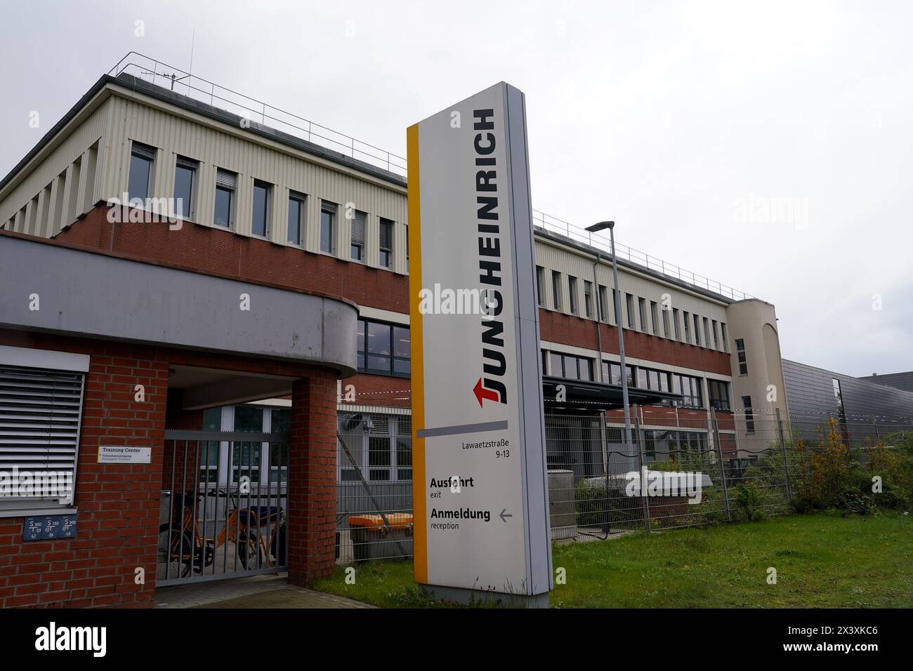 Norderstedt, Deutschland. April 2024. Blick auf ein Fabrikgebäude der Jungheinrich AG. Jungheinrich ist ein Hersteller von Gabelstaplern und Palettenhubwagen. Quelle: Marcus Brandt/dpa/Alamy Live News Stockfoto