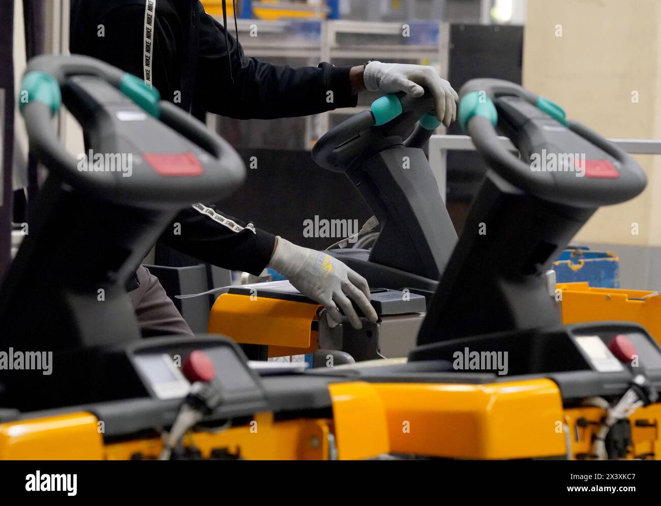 Norderstedt, Deutschland. April 2024. Ein Mitarbeiter arbeitet an der Montagelinie für Flurförderzeuge im Werk Jungheinrich AG. Jungheinrich ist ein Hersteller von Gabelstaplern und Palettenhubwagen. Quelle: Marcus Brandt/dpa/Alamy Live News Stockfoto