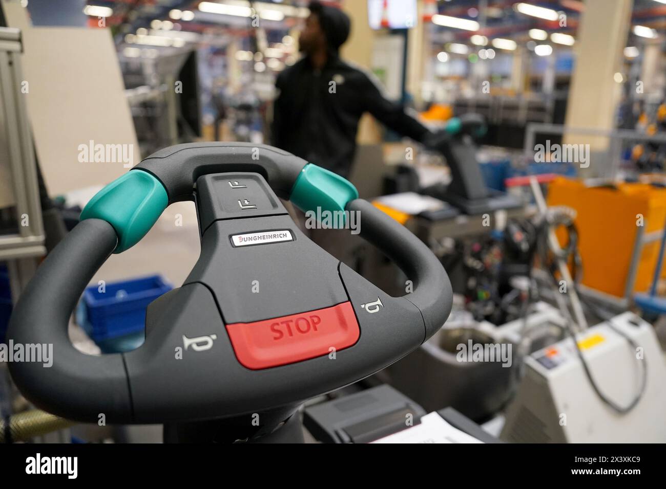 Norderstedt, Deutschland. April 2024. Ein Mitarbeiter arbeitet an der Montagelinie für Flurförderzeuge im Werk Jungheinrich AG. Jungheinrich ist ein Hersteller von Gabelstaplern und Palettenhubwagen. Quelle: Marcus Brandt/dpa/Alamy Live News Stockfoto