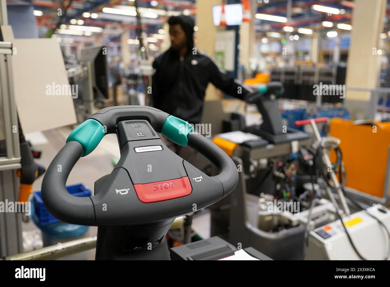 Norderstedt, Deutschland. April 2024. Ein Mitarbeiter arbeitet an der Montagelinie für Flurförderzeuge im Werk Jungheinrich AG. Jungheinrich ist ein Hersteller von Gabelstaplern und Palettenhubwagen. Quelle: Marcus Brandt/dpa/Alamy Live News Stockfoto