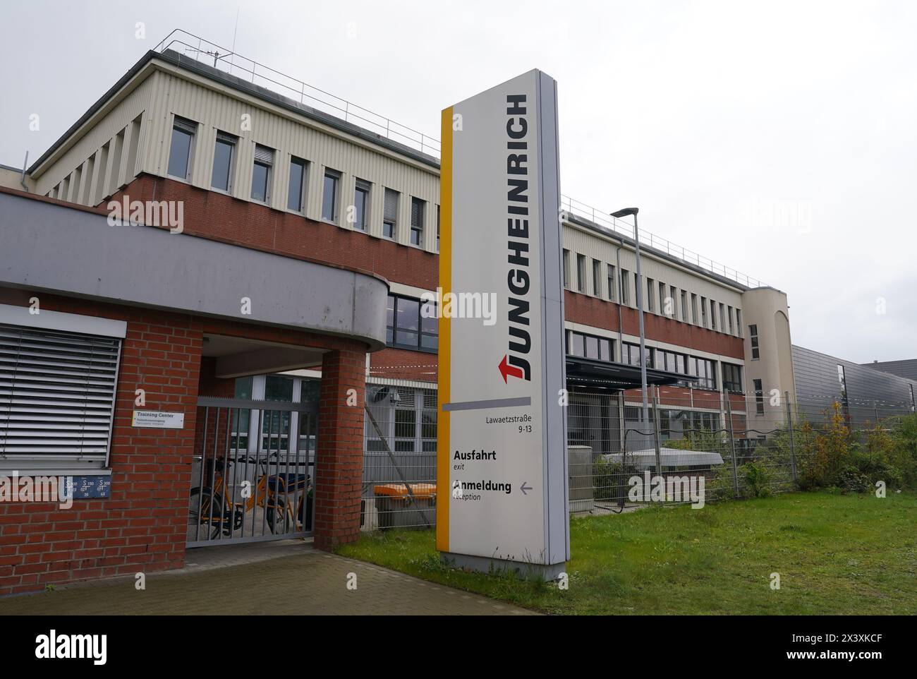 Norderstedt, Deutschland. April 2024. Blick auf ein Fabrikgebäude der Jungheinrich AG. Jungheinrich ist ein Hersteller von Gabelstaplern und Palettenhubwagen. Quelle: Marcus Brandt/dpa/Alamy Live News Stockfoto