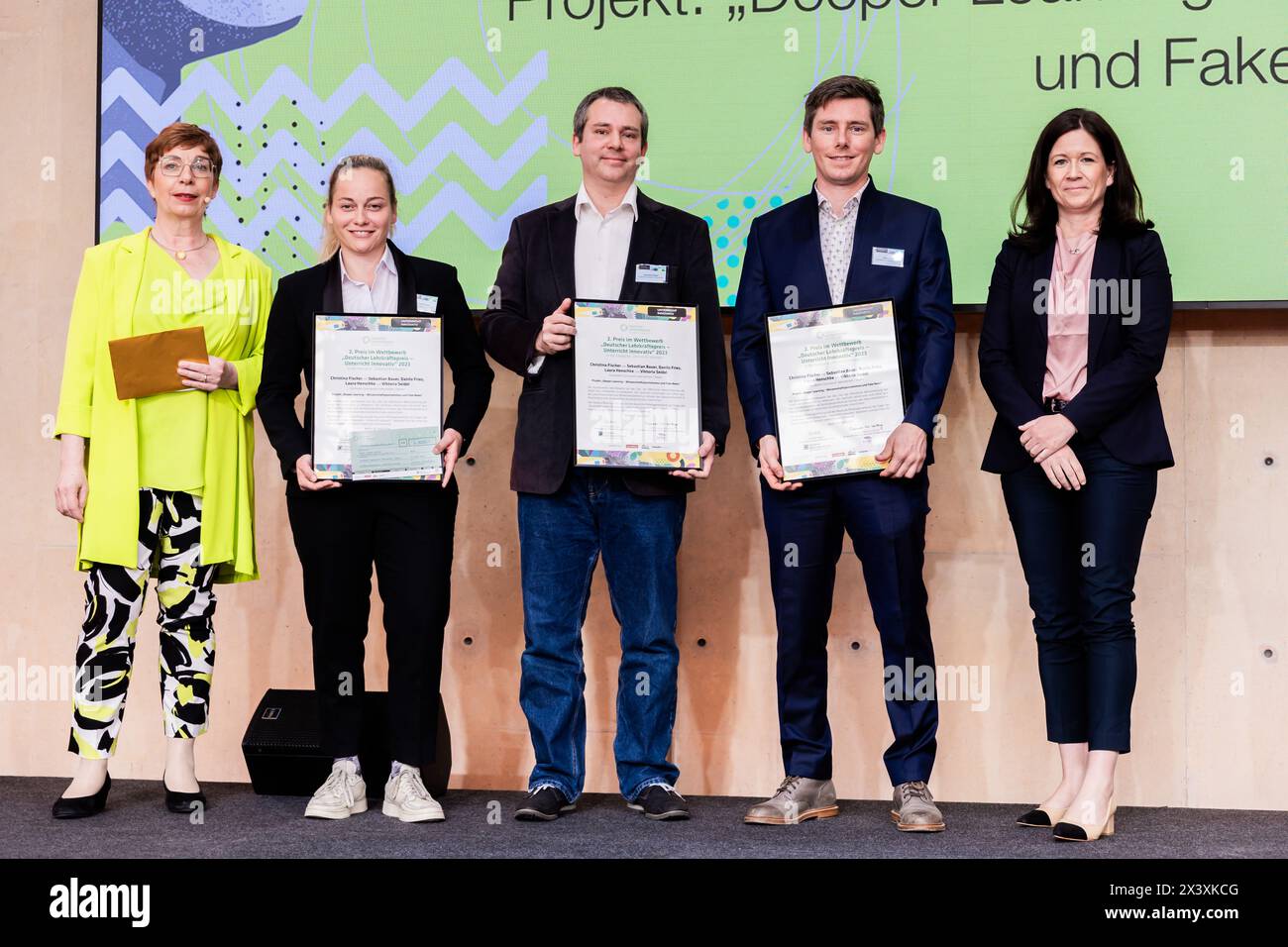 29. April 2024, Berlin: Laura Henschke (2. Von links nach rechts), Sebastian Bauer und Danilo Fries vom Humboldt-Gymnasium Vaterstetten werden von Katharina Günther-Wünsch (CDU, rechts), Berliner Senatorin für Bildung, Jugend und Familie, mit dem 2. Preis "Deeper Learning - Science Journalism and Fake News" ausgezeichnet. und Susanne Lin-Klitzing (links), Bundesvorsitzende des Deutschen Philologen-Verbandes, bei der Verleihung des Deutschen Lehrerpreises - innovative Lehre 2023. Der Wettbewerb wird von der Deutschen Philologischen Gesellschaft und dem Heraeus Education Fou gesponsert Stockfoto