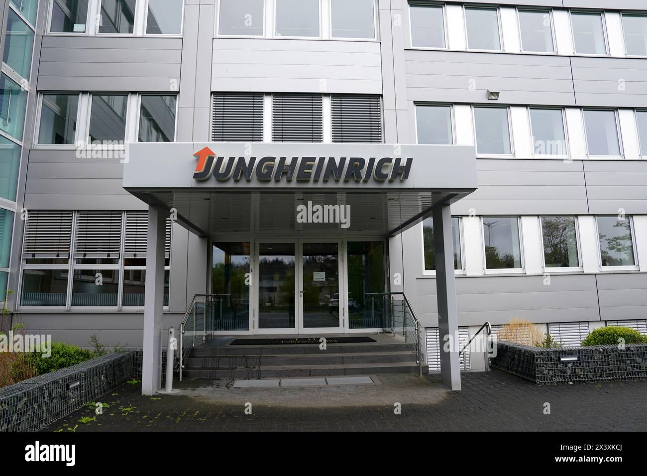 Norderstedt, Deutschland. April 2024. Ansicht des Firmenlogos am Eingang zum Werk Jungheinrich AG. Jungheinrich ist ein Hersteller von Gabelstaplern und Palettenhubwagen. Quelle: Marcus Brandt/dpa/Alamy Live News Stockfoto