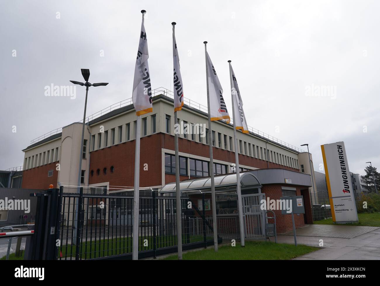 Norderstedt, Deutschland. April 2024. Blick auf ein Fabrikgebäude der Jungheinrich AG. Jungheinrich ist ein Hersteller von Gabelstaplern und Palettenhubwagen. Quelle: Marcus Brandt/dpa/Alamy Live News Stockfoto