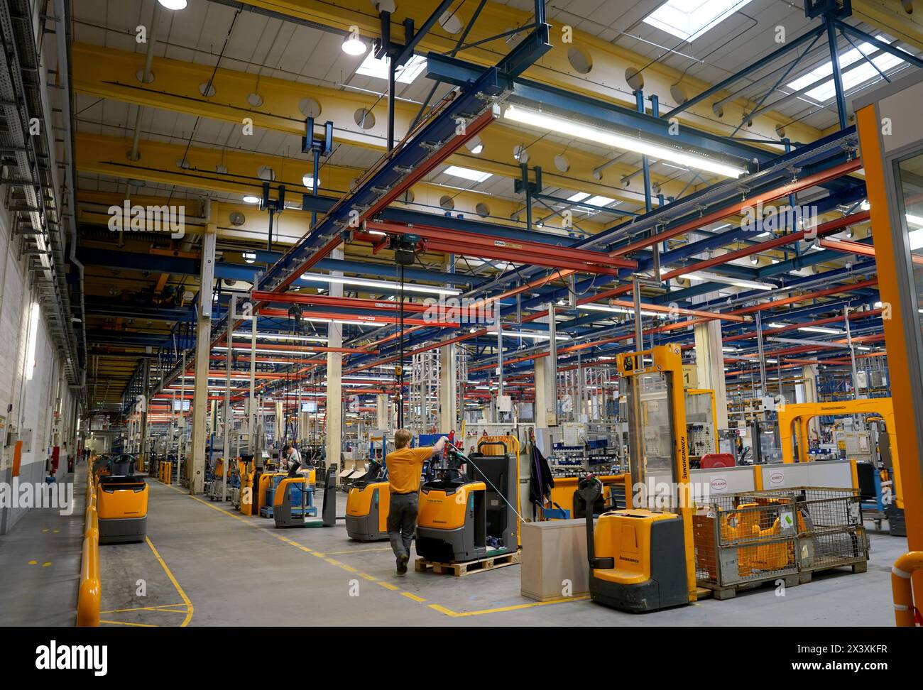 Norderstedt, Deutschland. April 2024. Mitarbeiter arbeiten an der Montagelinie für Flurförderzeuge im Werk Jungheinrich AG. Jungheinrich ist ein Hersteller von Gabelstaplern und Palettenhubwagen. Quelle: Marcus Brandt/dpa/Alamy Live News Stockfoto
