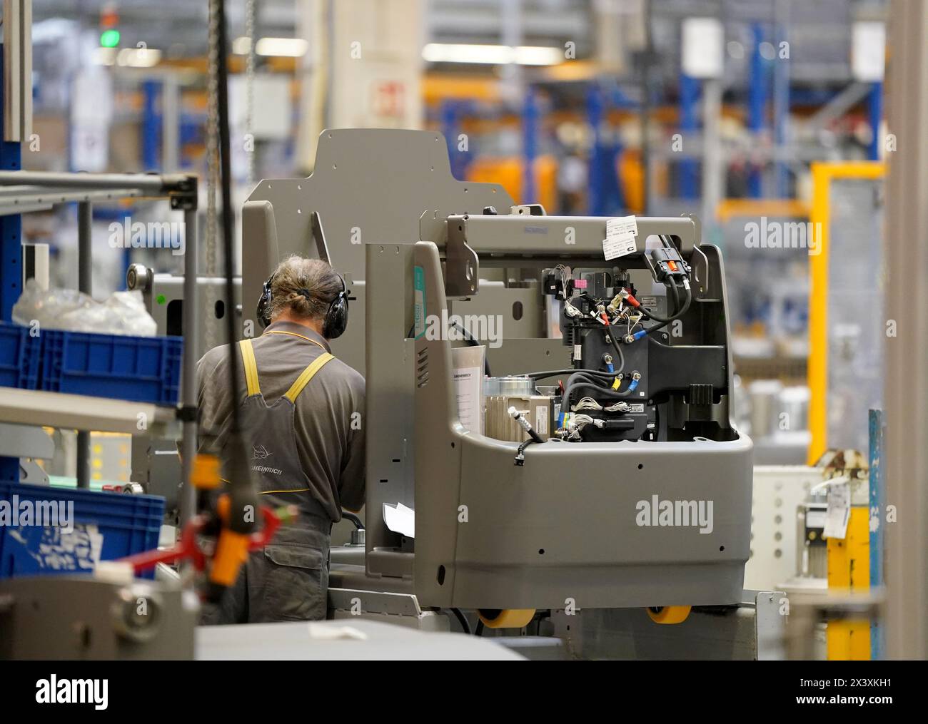 Norderstedt, Deutschland. April 2024. Ein Mitarbeiter arbeitet an der Montagelinie für Flurförderzeuge im Werk Jungheinrich AG. Jungheinrich ist ein Hersteller von Gabelstaplern und Palettenhubwagen. Quelle: Marcus Brandt/dpa/Alamy Live News Stockfoto