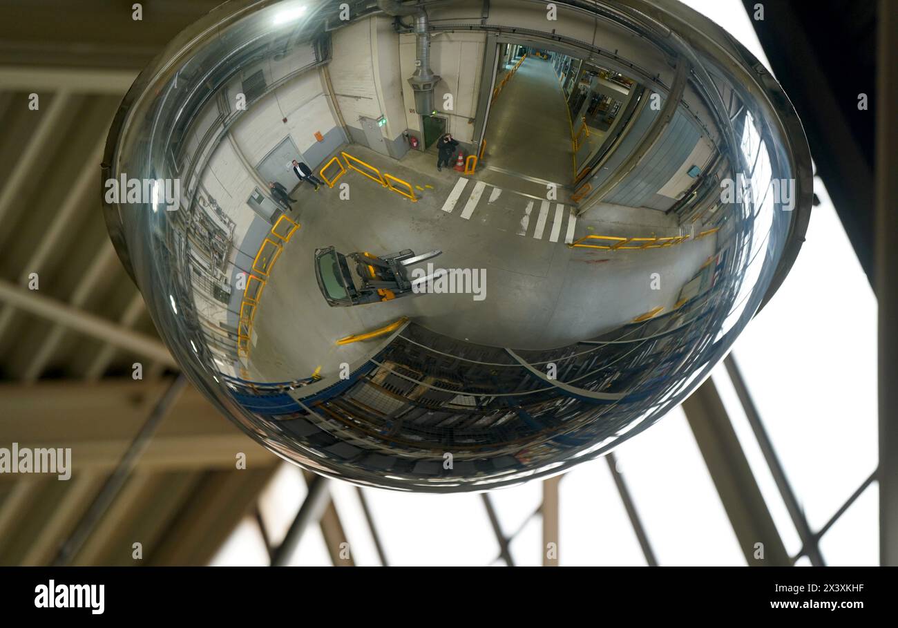 Norderstedt, Deutschland. April 2024. Ein Gabelstapler fährt durch die Werkshalle der Jungheinrich AG. Jungheinrich ist ein Hersteller von Gabelstaplern und Palettenhubwagen. Quelle: Marcus Brandt/dpa/Alamy Live News Stockfoto