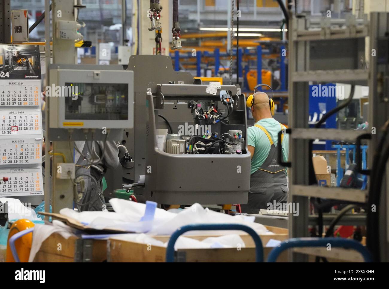 24. April 2024, Schleswig-Holstein, Norderstedt: Ein Mitarbeiter arbeitet an der Montagelinie für Flurförderzeuge im Werk Jungheinrich AG. Jungheinrich ist ein Hersteller von Gabelstaplern und Palettenhubwagen. Foto: Marcus Brandt/dpa Stockfoto