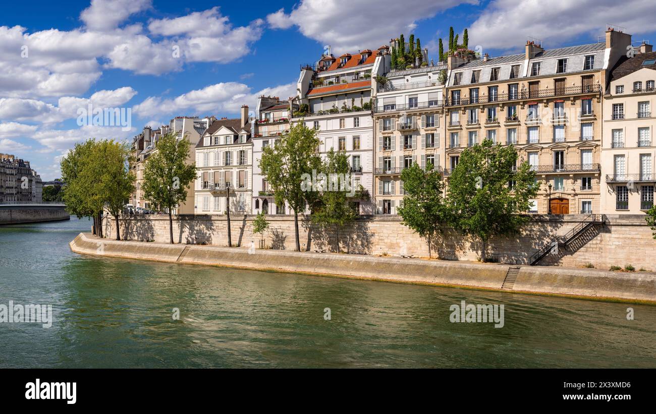 Ile Saint Louis und seine-Ufer (UNESCO-Weltkulturerbe) im Sommer. Paris, 4. Arrondissement Stockfoto