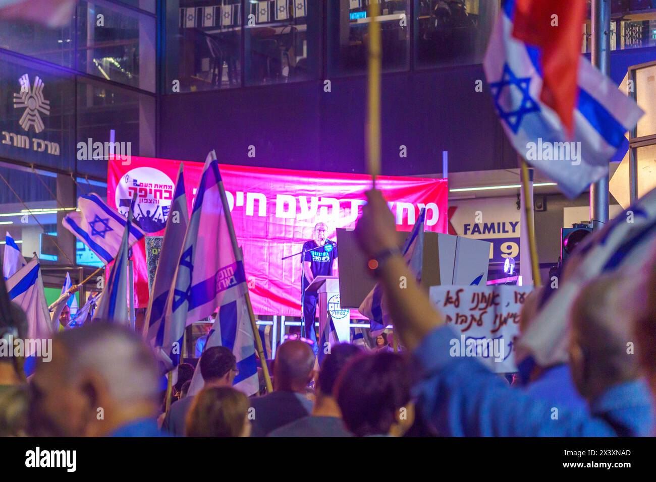 Haifa, Israel - 27. April 2024: Moshe Yaalon (Bogie), ehemaliger Stabschef und Verteidigungsminister, spricht mit der Menge, als Teil eines protestmarsches gegen die Menge Stockfoto