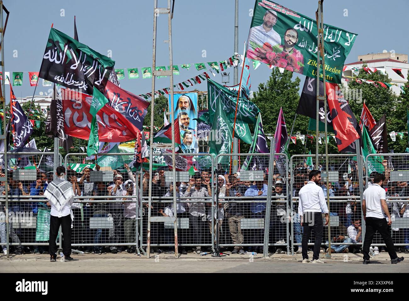 Diyarbakir, Türkei. April 2024. Islamische Fahnen werden bei der Veranstaltung in Diyarbakir getragen. Die Prophet Loved Ones Foundation feierte die Geburt des Propheten des Islam, Hazrat Muhammad, in einer großen Veranstaltung, die in Diyarbakir unter dem Motto „Dschihad-Führer Hazrat Muhammad“ organisiert wurde. Trotz des heißen Wetters besuchten Zehntausende Menschen die Veranstaltung im Newroz Park. Parolen gegen Israel wurden bei der Veranstaltung gesungen. (Foto: Mehmet Masum Suer/SOPA Images/SIPA USA) Credit: SIPA USA/Alamy Live News Stockfoto