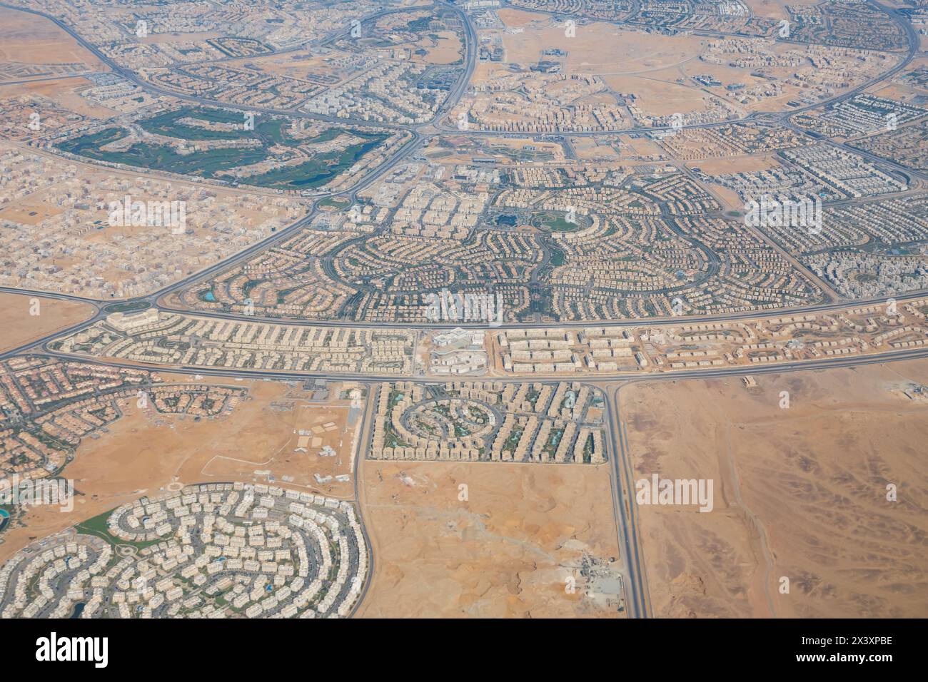 Cairo New City Stadterweiterung bis in die Sahara-Wüste am Stadtrand von Kairo, Ägypten. Aus der Luft. Stockfoto
