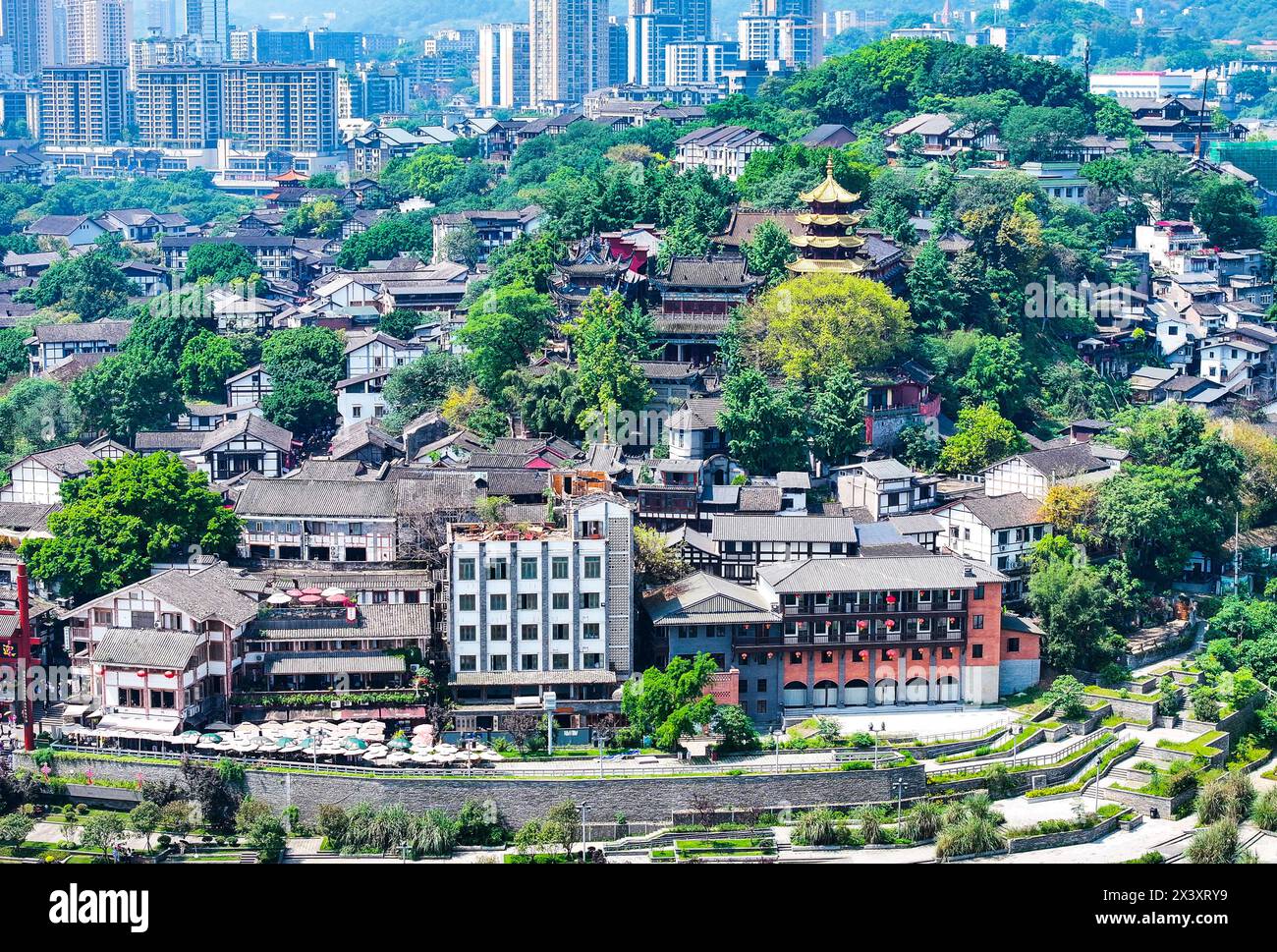 Chongqing. April 2024. Ein Luftbild der Drohne, aufgenommen am 28. April 2024, zeigt einen Blick auf die antike Stadt Ciqikou in der südwestlichen chinesischen Gemeinde Chongqing. Die antike Stadt Ciqikou liegt am Fluss Jialing in Chongqing und wurde erstmals in der Nördlichen Song-Dynastie (960–1127) erbaut. In den letzten Jahren haben die lokalen Behörden die Integration der kulturellen und touristischen Entwicklung und der Stadterneuerung vorangetrieben und dabei den authentischen Charme der antiken Stadt bewahrt. Quelle: Wang Quanchao/Xinhua/Alamy Live News Stockfoto