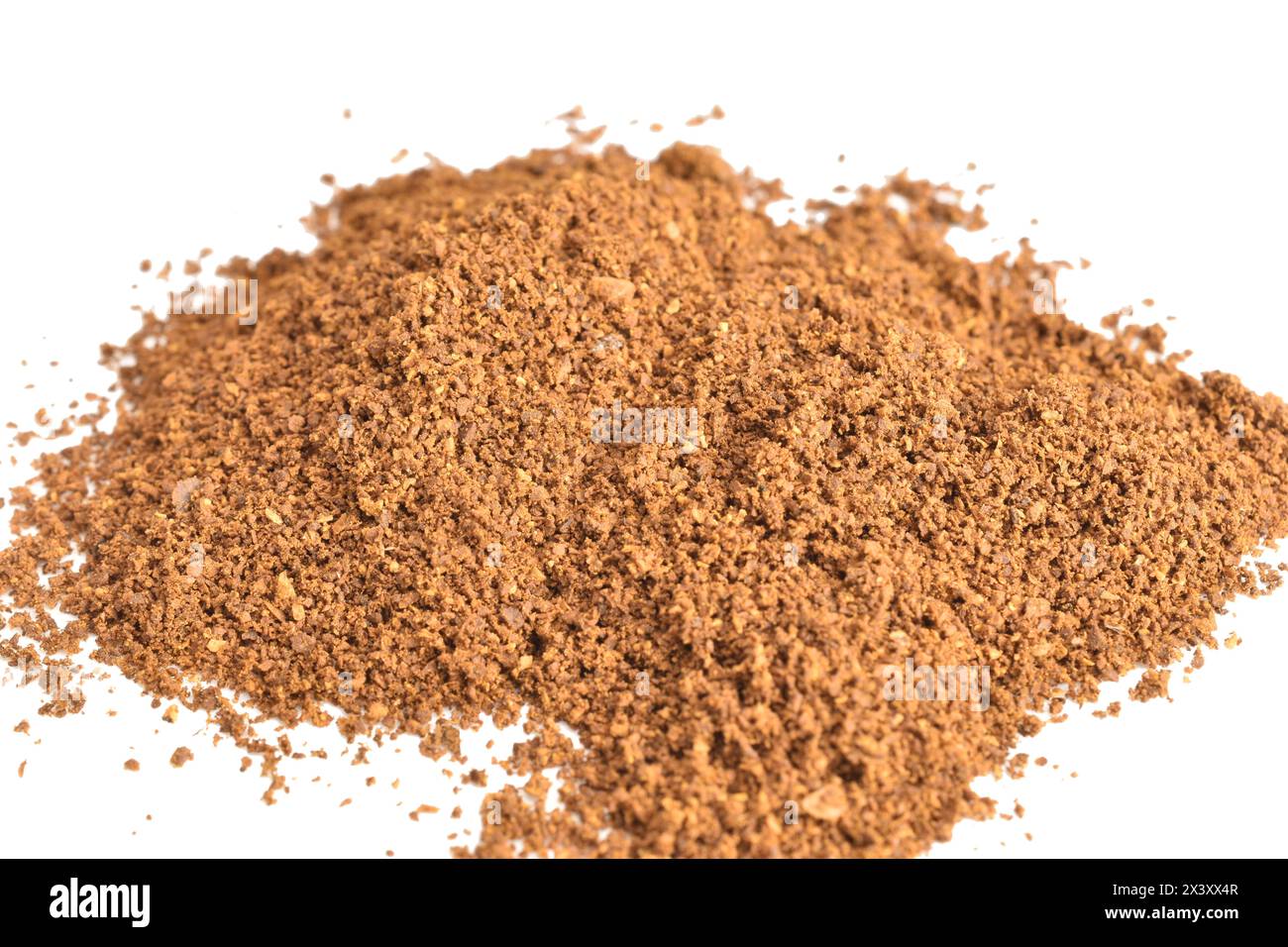 Gemahlener Kaffee, trinkfertig, auf weißem Hintergrund. Nahaufnahme. Stockfoto