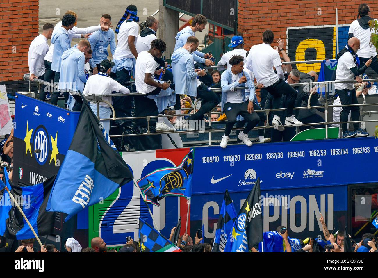 Mailand, Italien. April 2024. Die Spieler und Mitarbeiter von Inter feiern den Titel der Serie A, den Scudetto, mit den Fans auf einer offenen Busparade vom Stadion San Siro ins Stadtzentrum. Es war der 20. Italienische Meistertitel der Nerazzurri. (Foto: Gonzales Photo/Alamy Live News Stockfoto