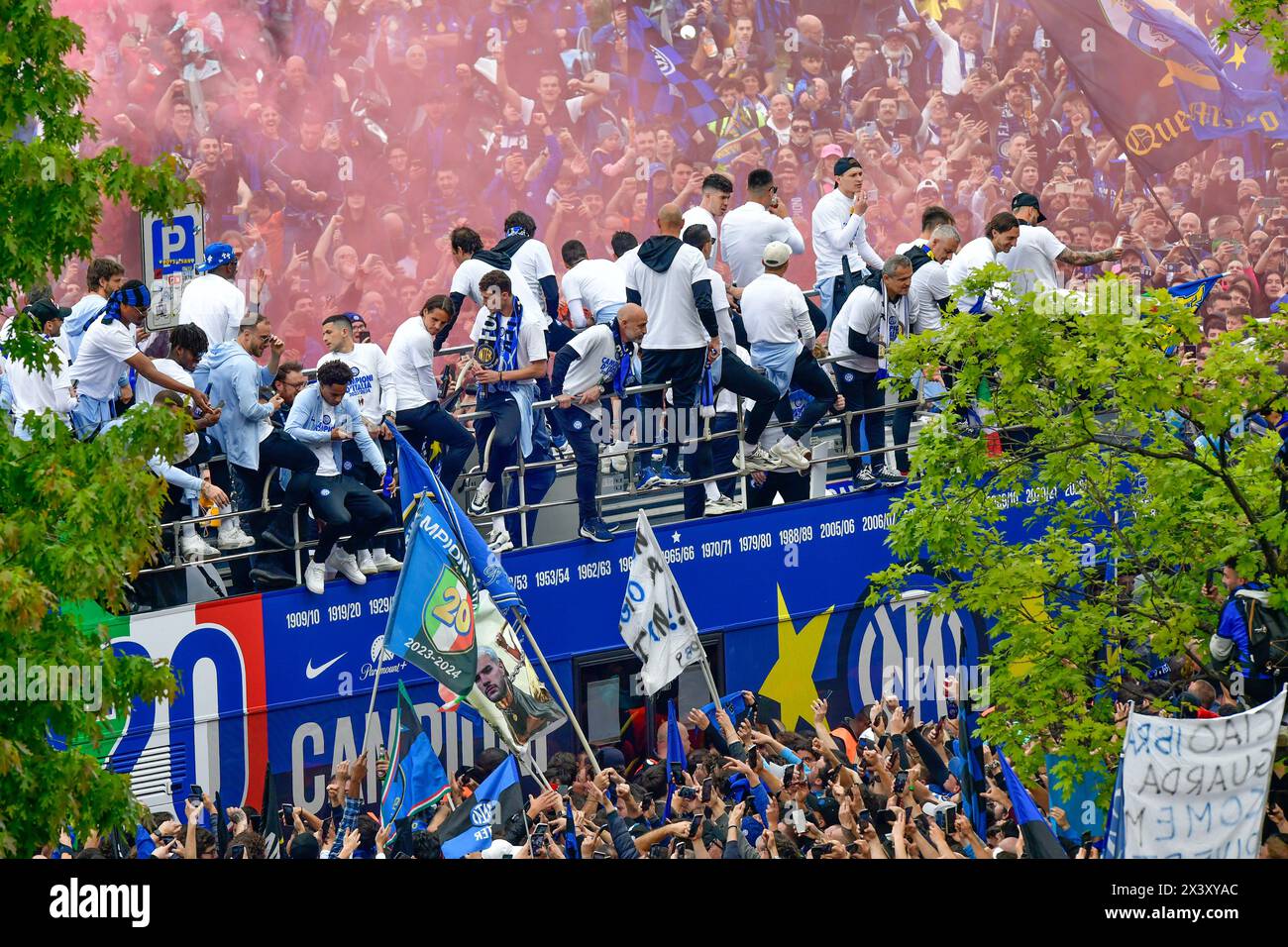 Mailand, Italien. April 2024. Die Spieler und Mitarbeiter von Inter feiern den Titel der Serie A, den Scudetto, mit den Fans auf einer offenen Busparade vom Stadion San Siro ins Stadtzentrum. Es war der 20. Italienische Meistertitel der Nerazzurri. (Foto: Gonzales Photo/Alamy Live News Stockfoto