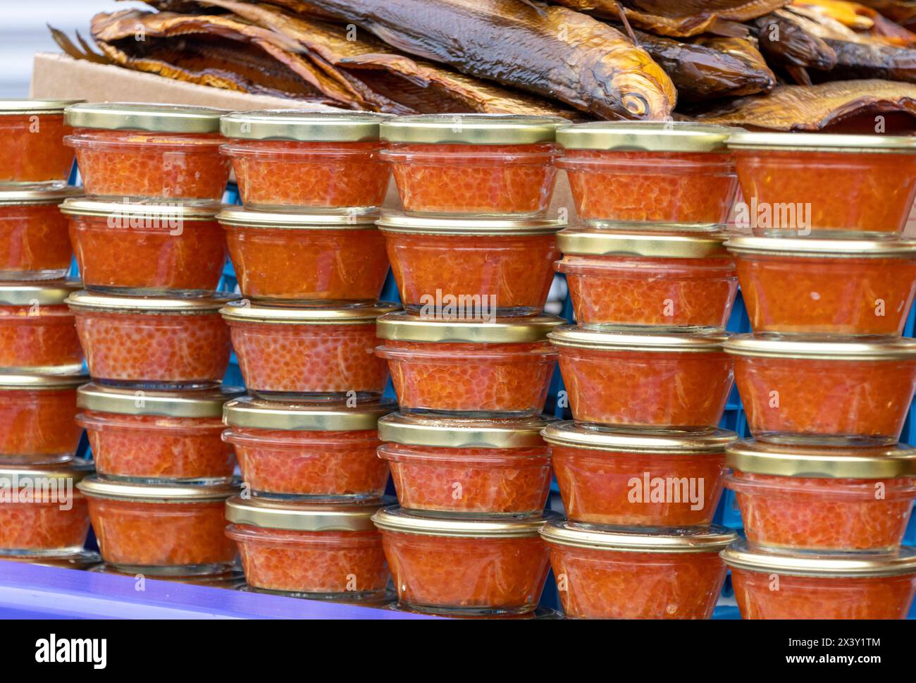Gelb-orange Fischrogen Kaviar in Glasgefäß Stockfoto