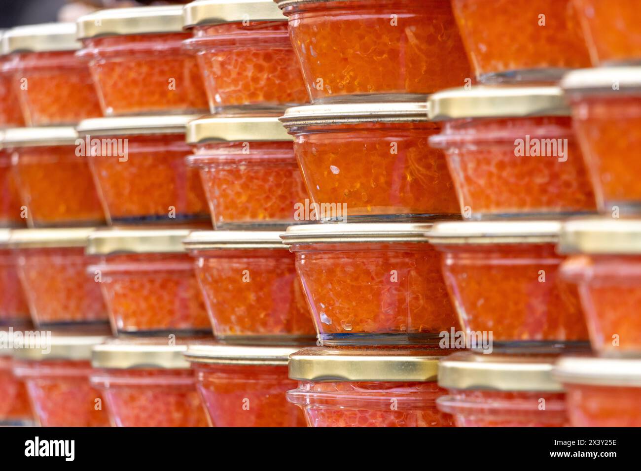 Gelb-orange Fischrogen Kaviar in Glasgefäß Stockfoto