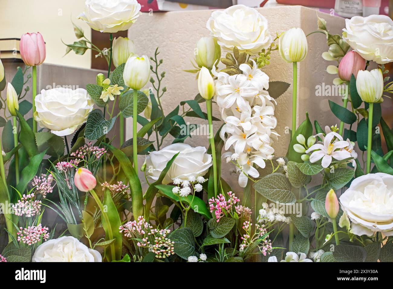 Dekorative Innenausstattung aus zarten hellen Blumen für den Urlaub. Hochzeit, Feiertagsparty Stockfoto